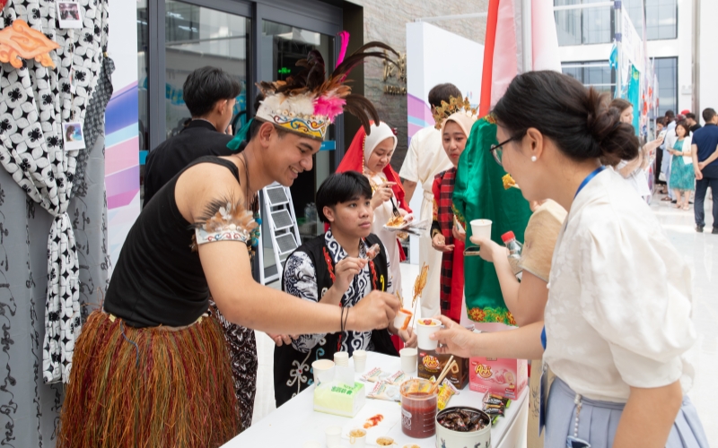 品嘗留學生准備的特色美食。江漢大學供圖