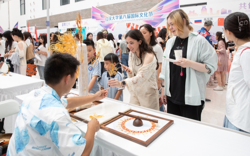 糖畫吸引眾多學生駐足。江漢大學供圖