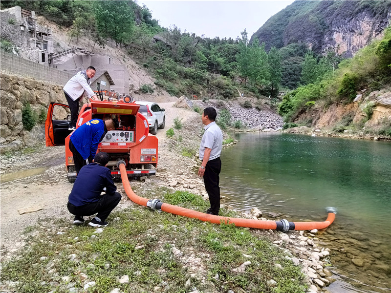 襄阳市保康县两峪乡烟站协调抽水车取水灌溉