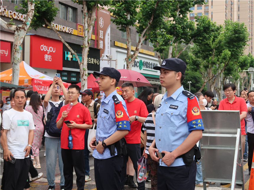高考首日，武漢公安為夢想全力護航【3】
