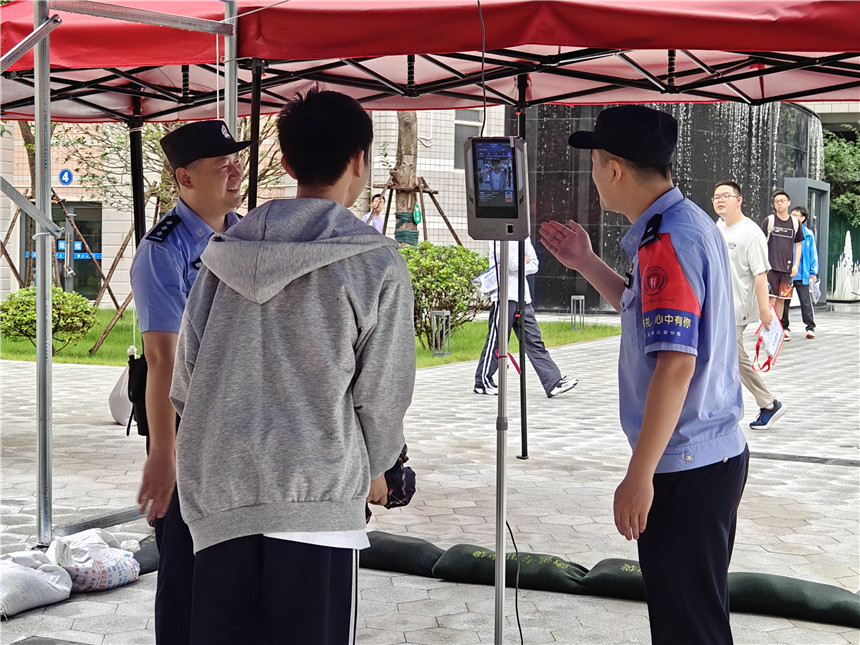 高考首日,武漢公安為夢想全力護航【4】