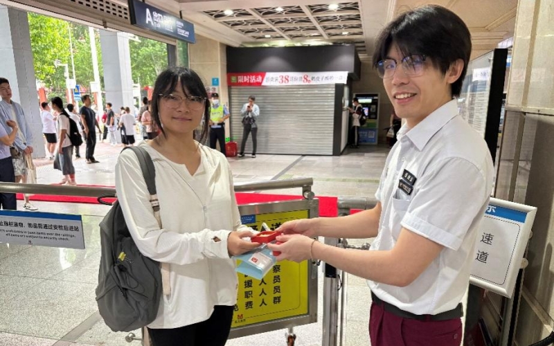 一位高考生收到来自省图的“金榜题名”祝福。