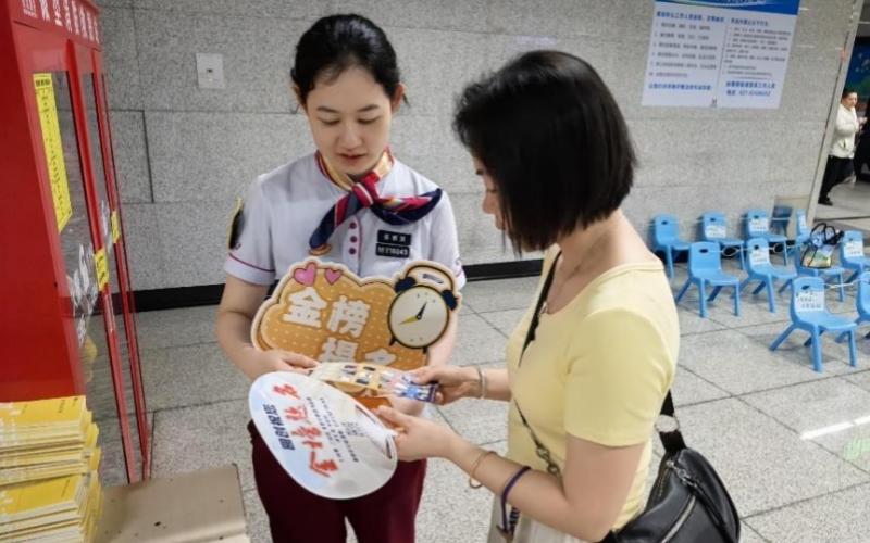 一位家长在了解电子书单使用方法。