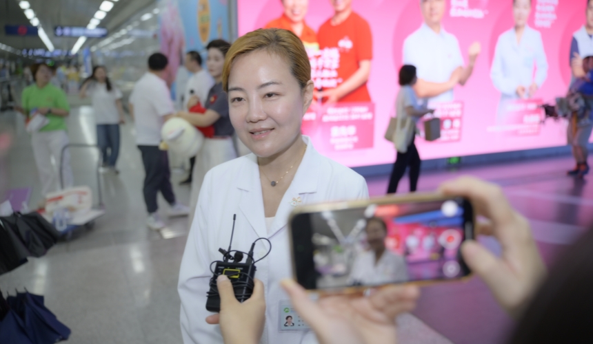 仇麗茹正在接受採訪。武漢血液中心供圖