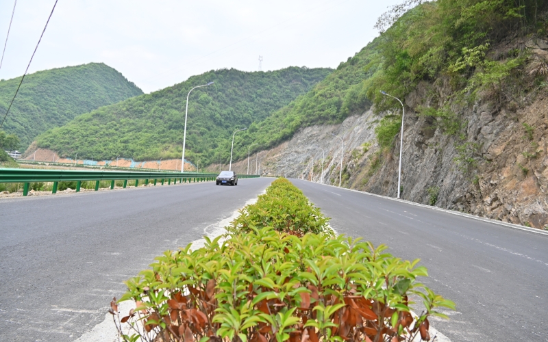 竹山县楼台乡G242一级公路一处。翟雨霏摄