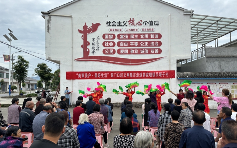 关垭子村家门口赶文明集市活动 。刘川摄