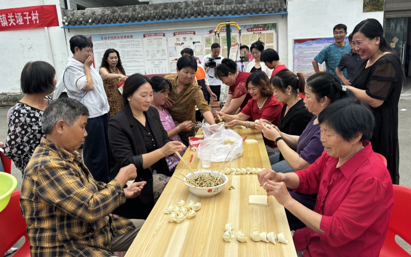 关垭子村家门口赶文明集市包饺子。刘川摄