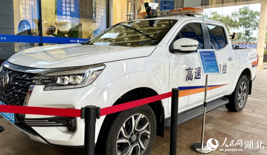 高速智能AI巡检车。人民网记者 周恬摄