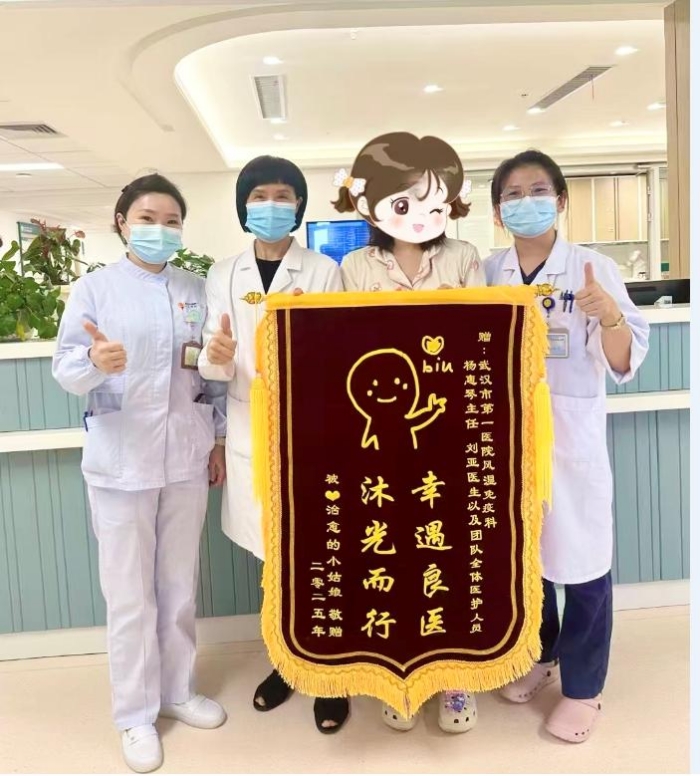 張女士康復出院前為醫護團隊贈送旗幟.