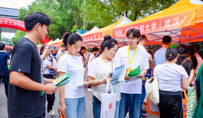 考生及考生家长在现场认真咨询。佳航摄