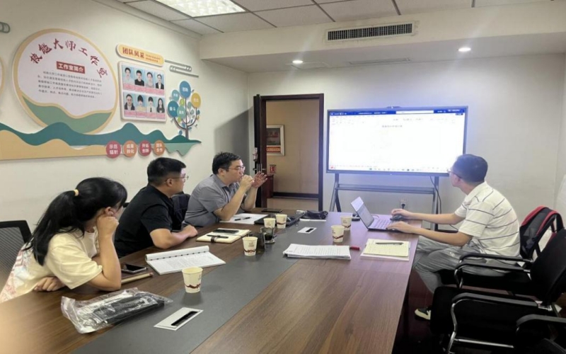 工作室成员正在交流研讨。
