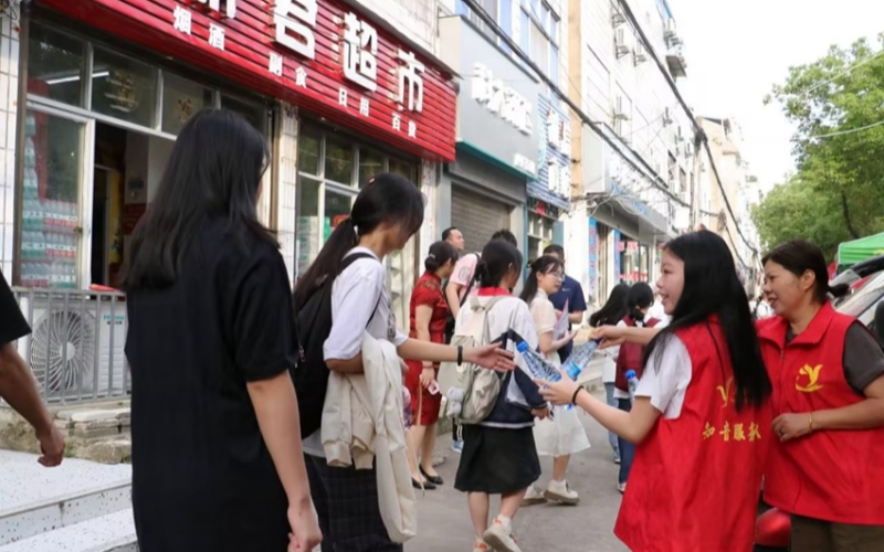 志願者為高考學子加油打氣