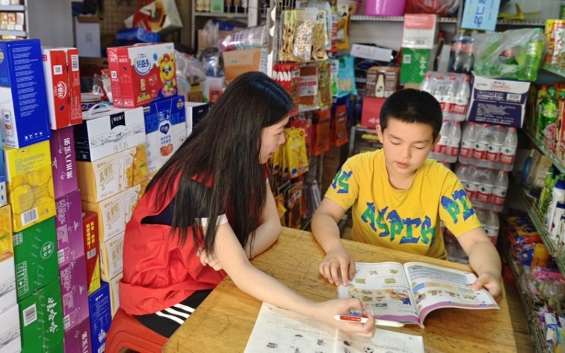 志願者為客戶孩子解答學習疑問
