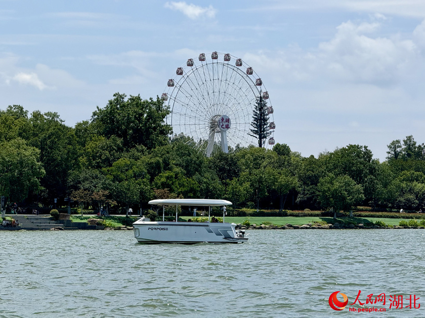 無人駕駛智能游艇在東湖行駛。人民網記者 張沛攝