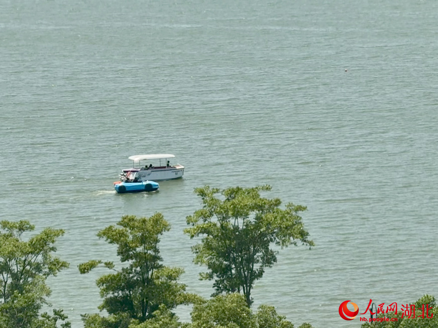新能源游船在東湖行駛。人民網記者 張沛攝