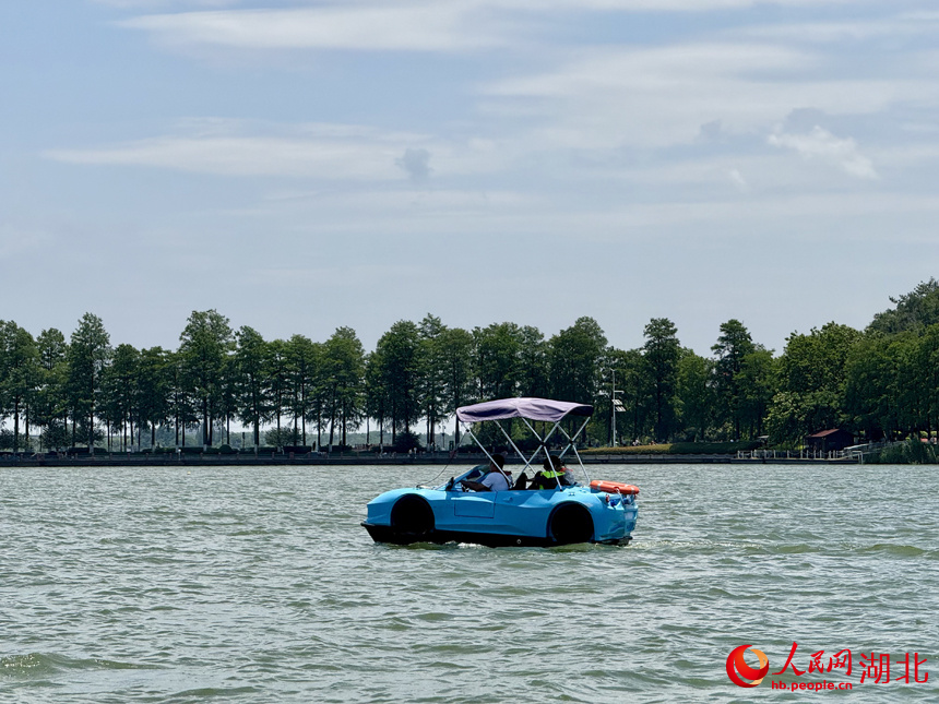 游客体验“水上超跑”。人民网记者 张沛摄