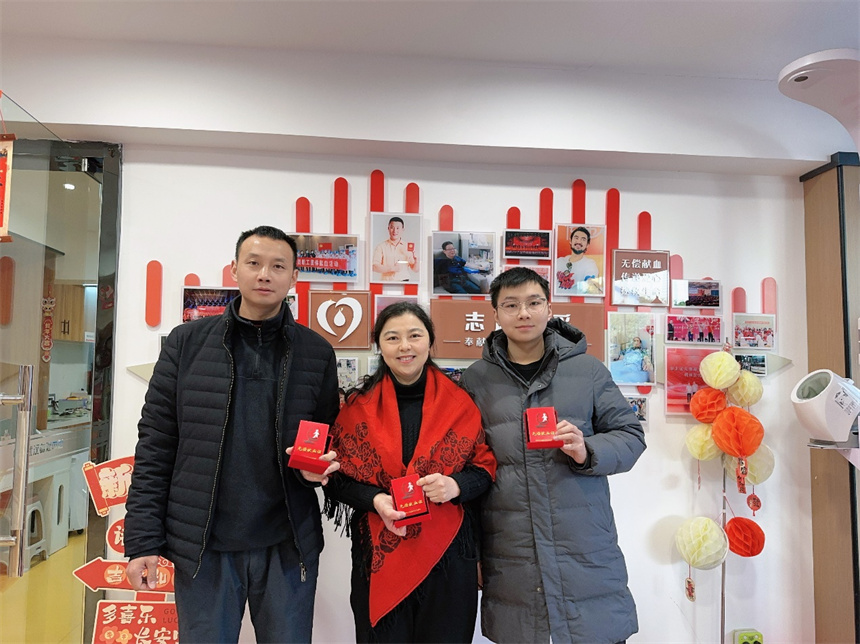 “熱血家庭”景京、簡昊夫婦與兒子簡亦喆。