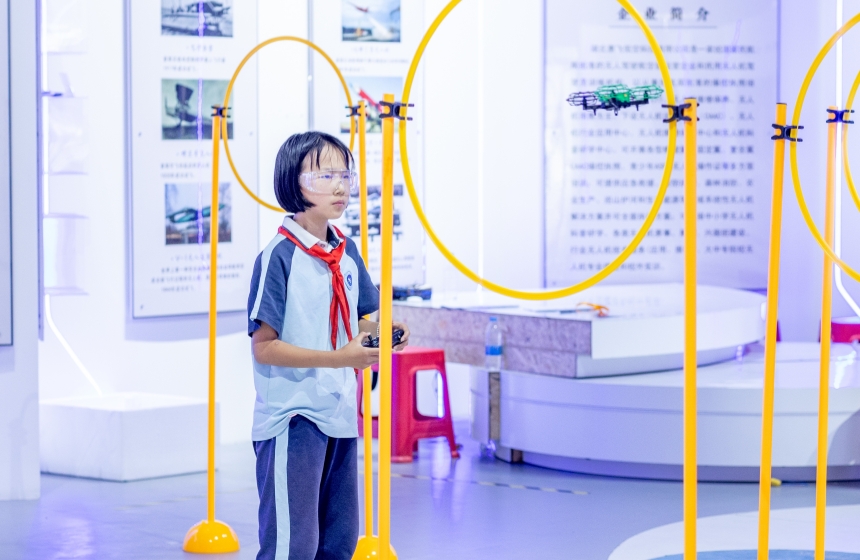 小選手緊握操控杆比拼“穿障飛行”。