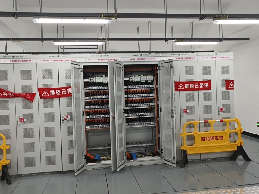 大冶換流站500千伏第一繼電器室設備。陳嘉慧攝