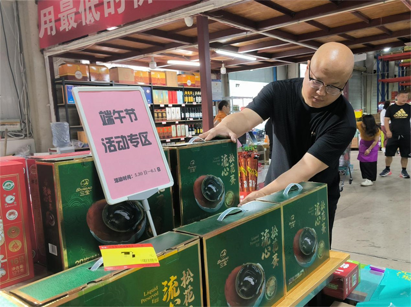 客戶經理協助客戶堆頭陳列。