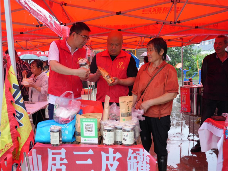 志願者指導客戶組合營銷。