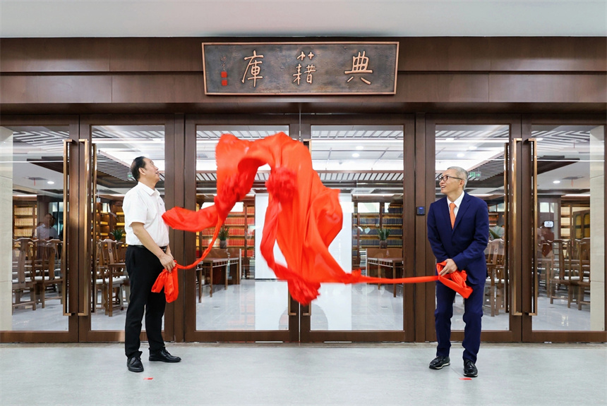 學校創辦人陳一丹（右）、校長李忠雲為“典籍庫”揭幕。