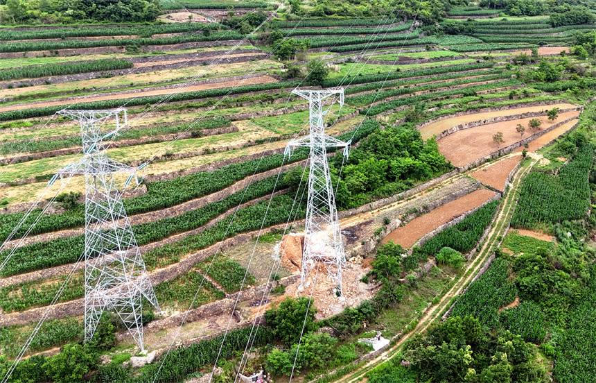 宜昌郑万联络线下堡坪牵引站220千伏线路工程投产送电。陈鑫摄