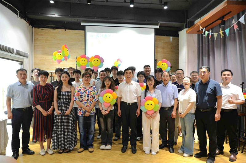 毕业生日会合影。吴云霄摄