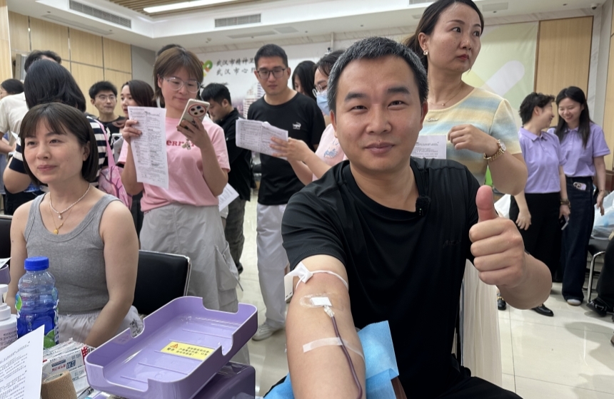 心理抑郁科护士吴锋正在献血。武汉血液中心供图