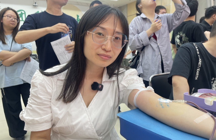 儿童青少年二区的医生张焱正在献血。肖莉娇摄