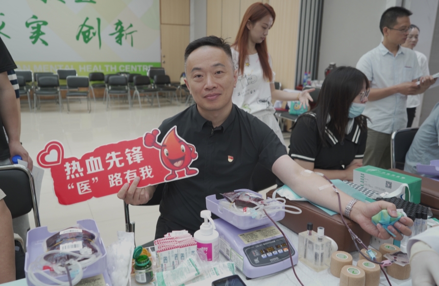 普通精神科副主任兼任三病区主任李赋正在献血。王喆摄