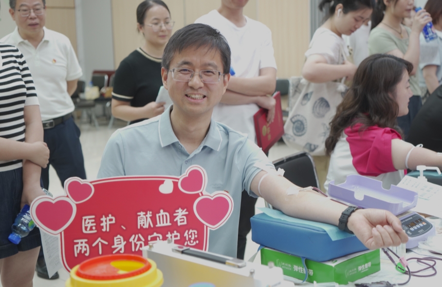 武汉市精神卫生中心党委书记谌培正在献血。王喆摄