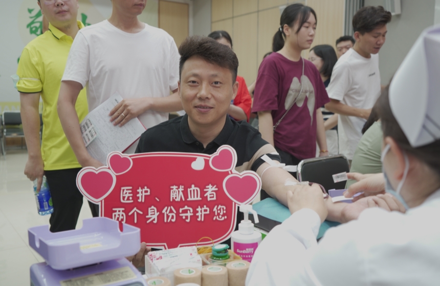 武汉市精神卫生中心纪委书记吴嵩正在献血。王喆摄