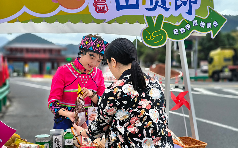 司乘人员正在“山货郎”服务店挑选山货。向东海摄