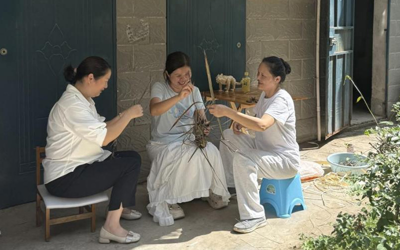 吴思瑶老师正在进行棕编教学
