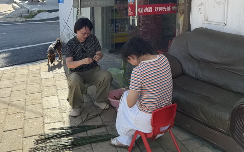 零售户们在店门口一起棕编