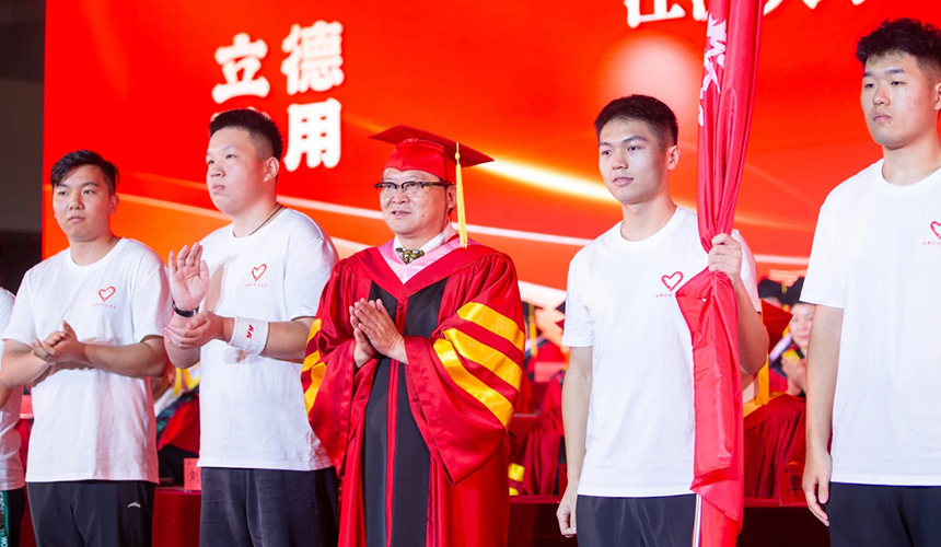 智启未来 江汉大学举行2025届毕业典礼