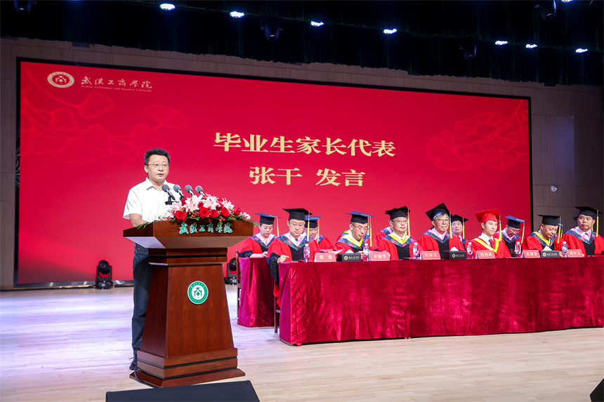 毕业生家长代表张干发言。佳航摄