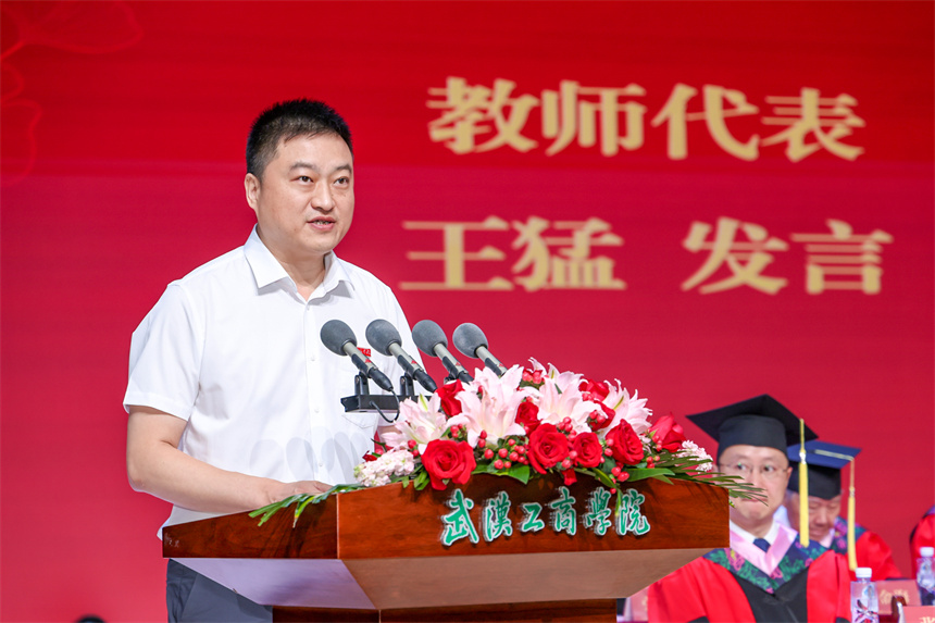 教师代表王猛发言。佳航摄