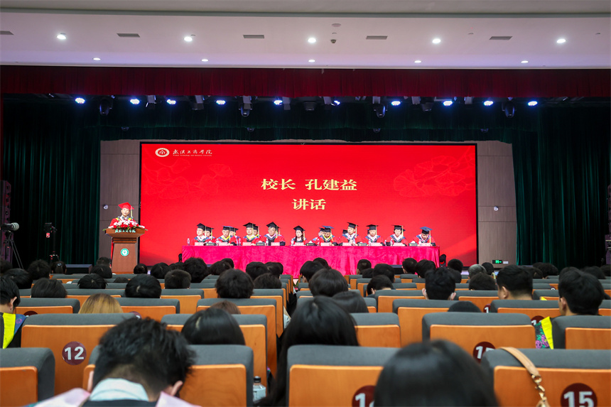 校长孔建益讲话。佳航摄