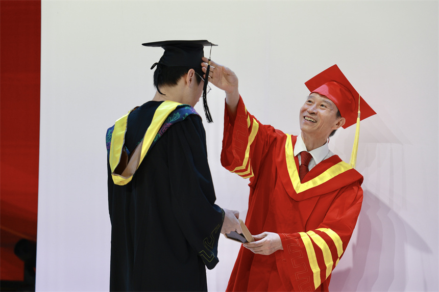 校长孔建益为学生拨穗。芮雨欣摄
