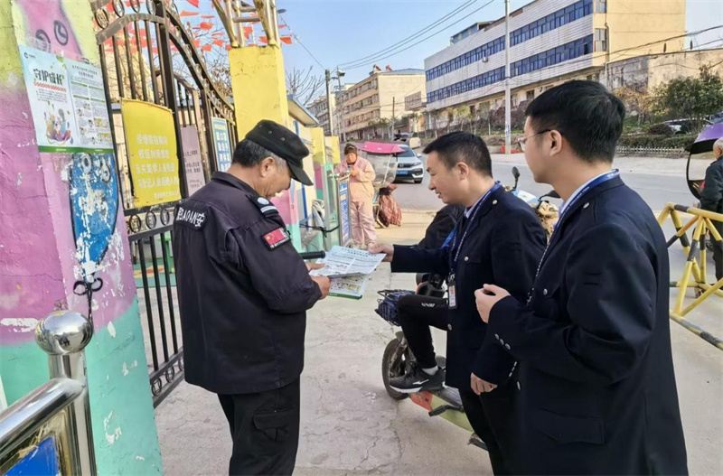 执法人员到校园周边开展普法宣传。