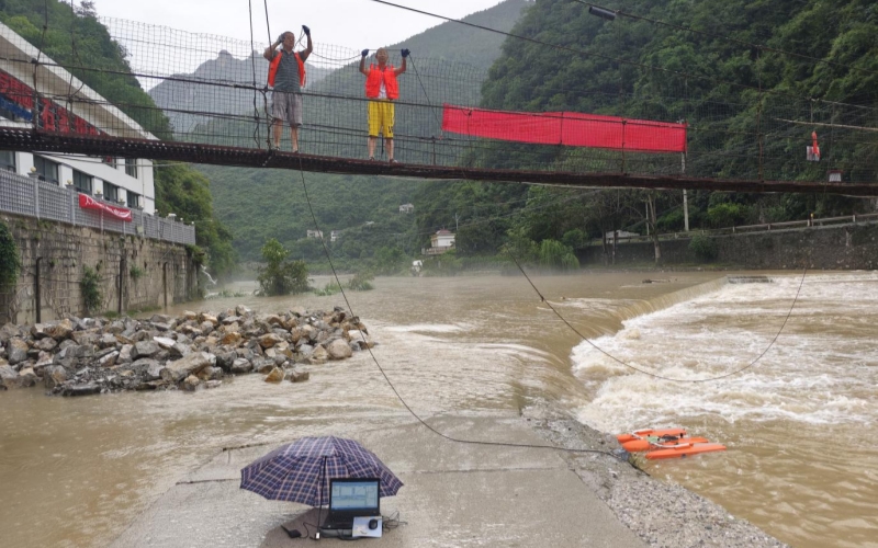 宜昌水文人在狂风暴雨中坚守岗位。