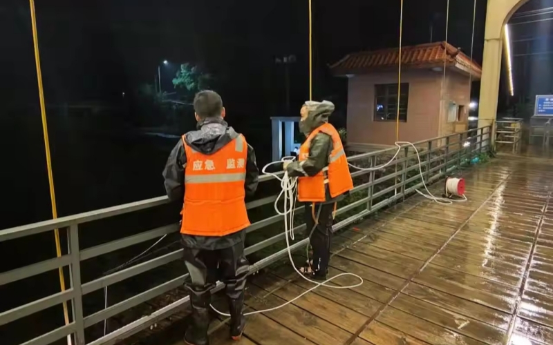 宜昌水文人在狂风暴雨中坚守岗位。