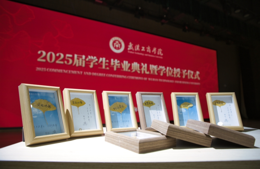 毕业礼物——银杏叶青春相框。金天摄