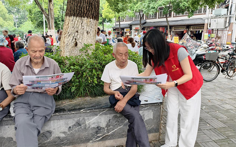 青年志愿者蔡环泽正在向老年人进行防诈宣传。张攀摄