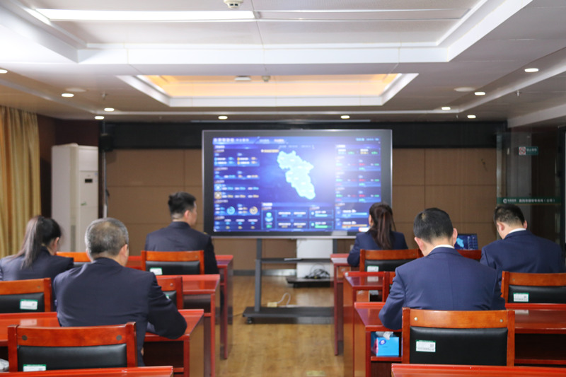 客户经理进行AI工具培训。