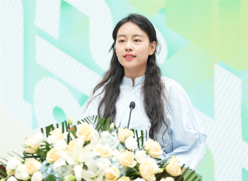 龙美莹作为毕业生代表，分享了自己的大学成长感悟。