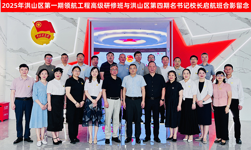 領航版與啟航班合影。羅文靜攝