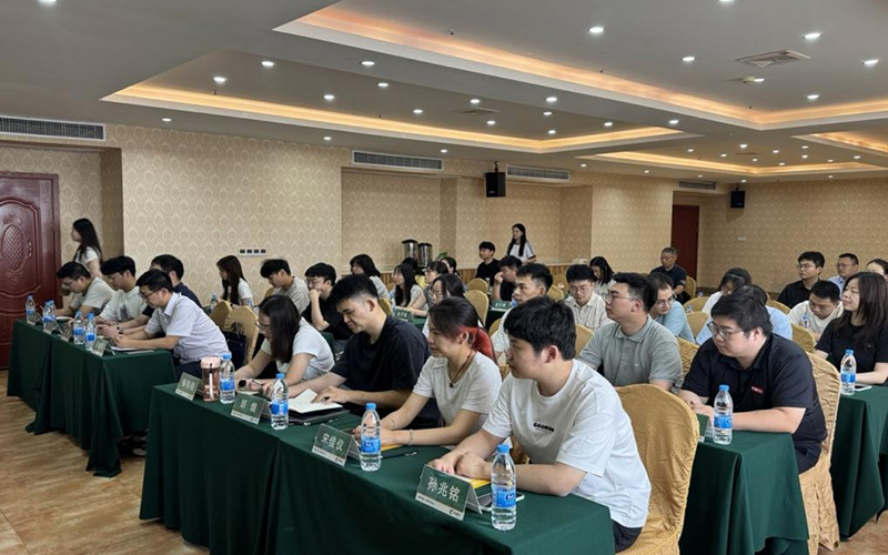 學員們聆聽創新課程知識。費碩文攝